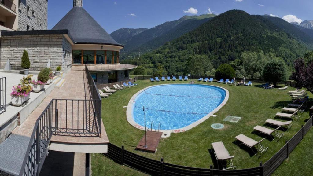 Piscina exterior del Parador de Vielha