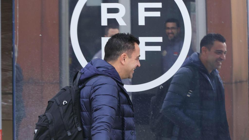 Xavi Hernández, acudiendo a la reunión de entrenadores de la Liga