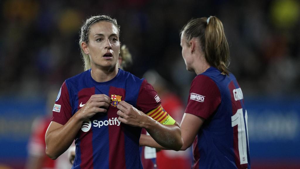 Alexia Putellas se besa el escudo del Barça tras marcar un gol contra el Benfica