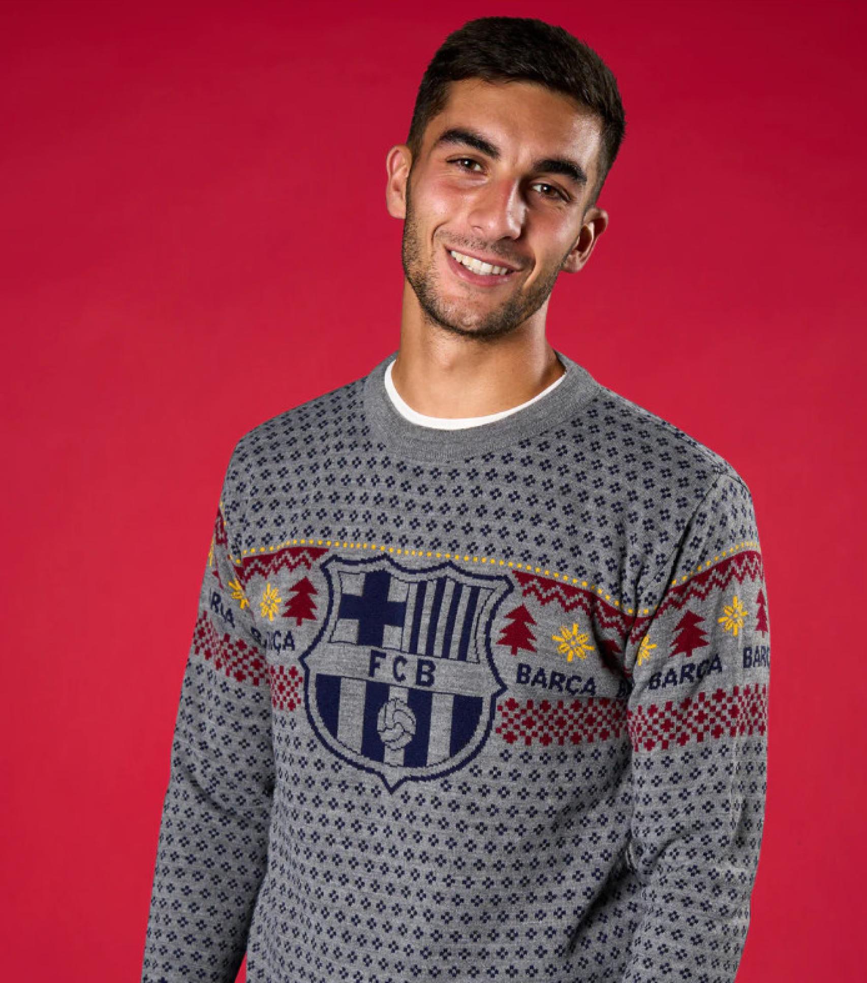 Ferran Torres viste el nuevo jersey navideño del Barça