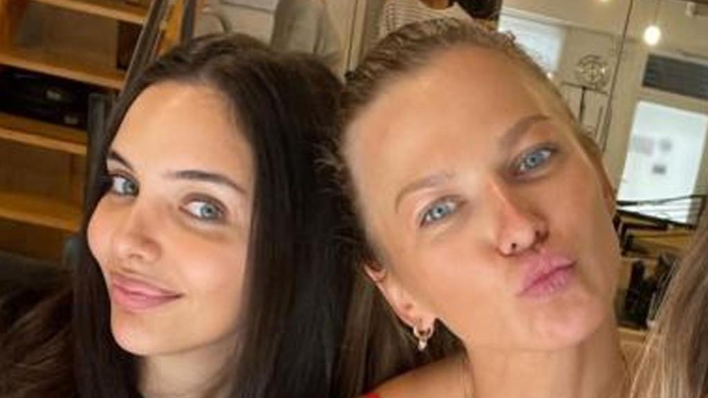 Sara Arfaoui y Anna Lewandowska, parejas de Gundogan y Lewandowski, en una clase de pilates