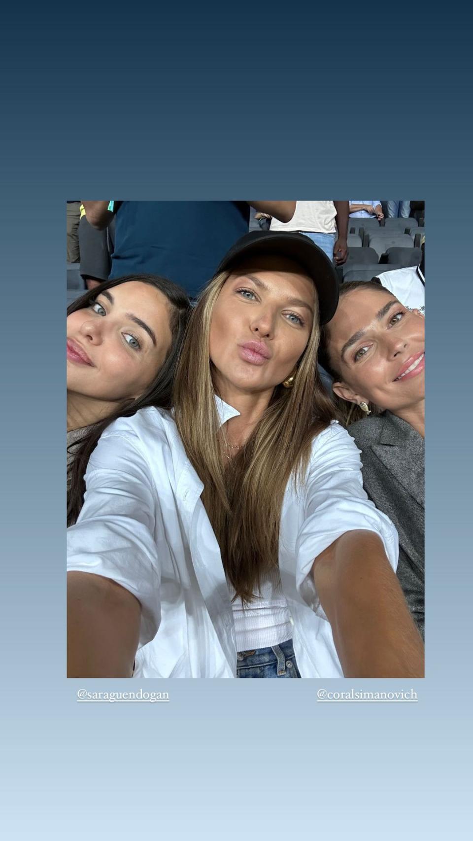 Sara Arfaoui, Anna Lewandowska y Coral Simanovich, en las gradas del estadio de Montjuïc