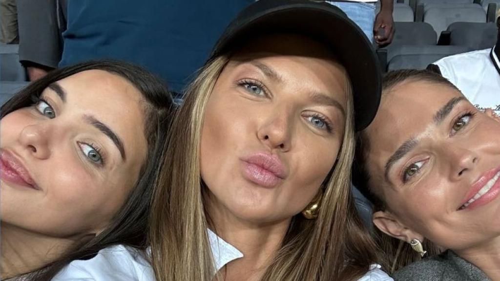 Sara Arfaoui, Anna Lewandowska y Coral Simanovich, en las gradas del estadio de Montjuïc