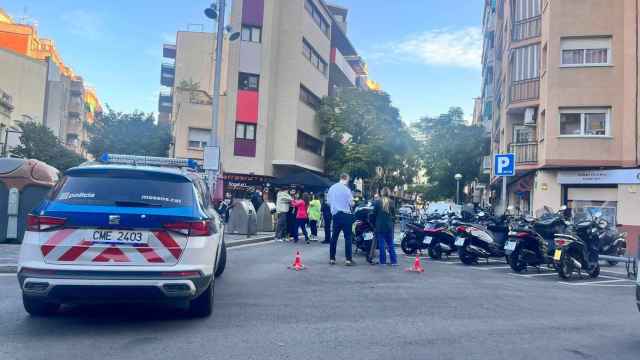 Un coche de los Mossos d'Esquadra en la calle Bogatell de Sant Adrià
