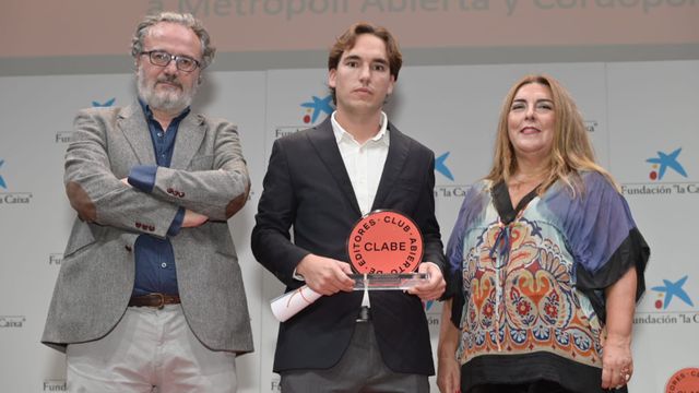El director de Metrópoli, Arturo Esteve, recoge el premio al mejor medio local de España