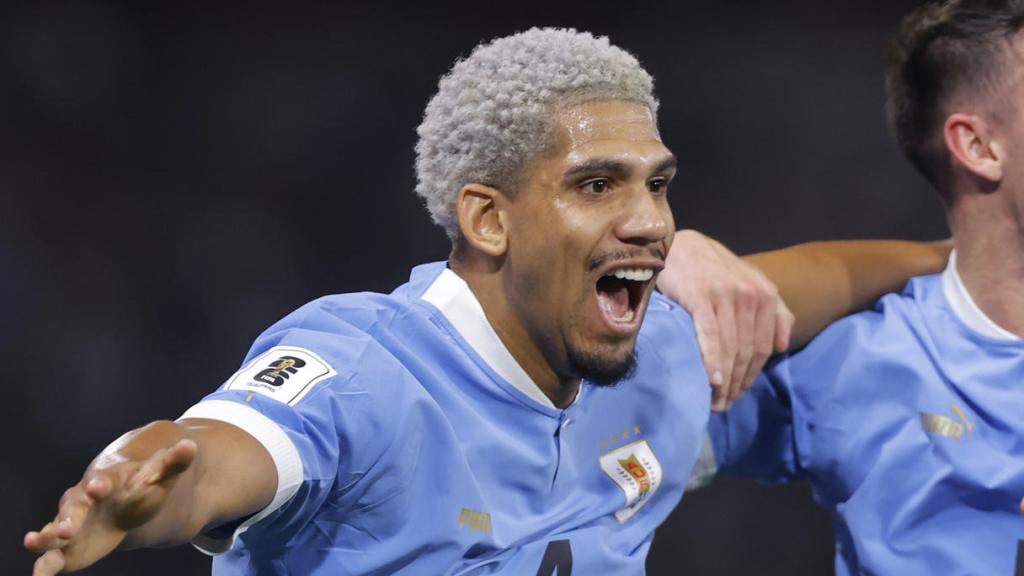 Ronald Araujo, celebrando el gol con Uruguay