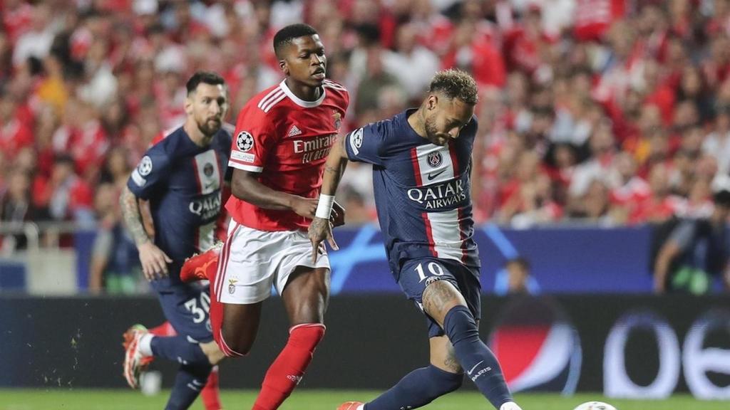 Florentino Luis, marcando a Neymar, en un partido contra el PSG en la 2022-23