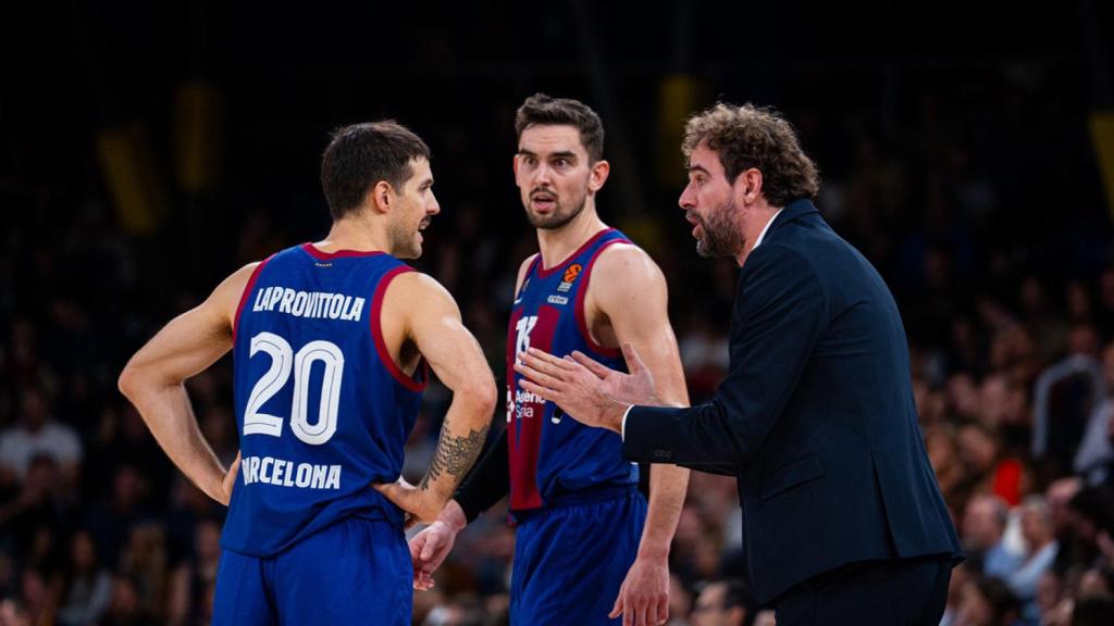 Roger Grimau da indicaciones a Laprovíttola en el partido del Barça de basket contra el Valencia