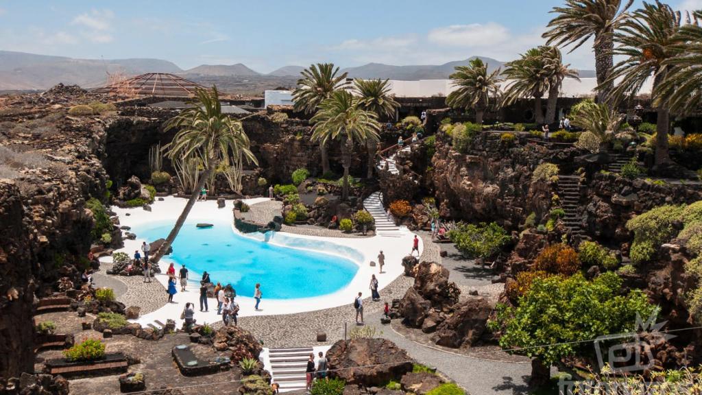 Turistas visitan los Jameos del Agua