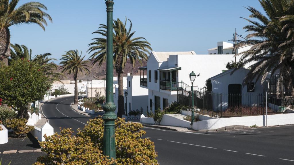 Tinajo destaca por el contraste de sus casas blancas con sus montañas volcánicas