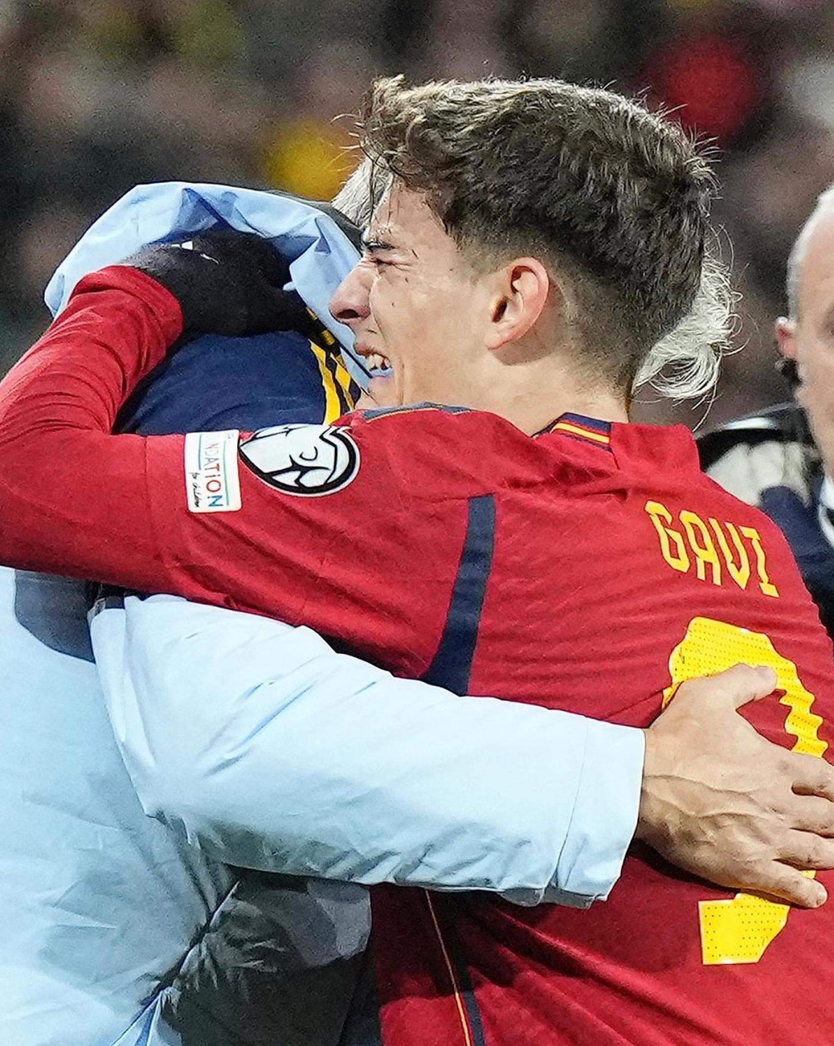 Gavi llora tras caer lesionado en el España-Chipre