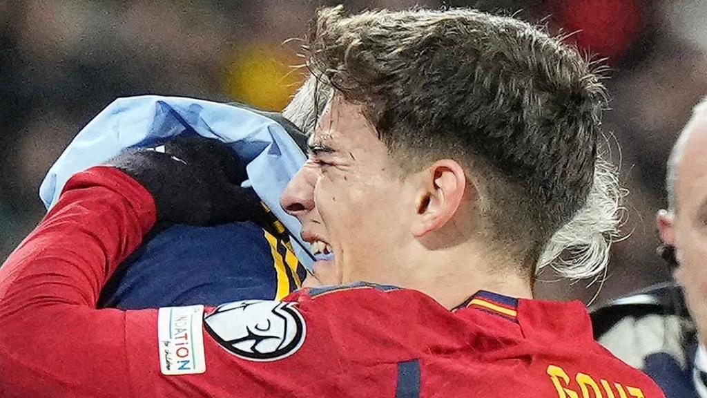 Gavi llora tras caer lesionado en el España-Chipre