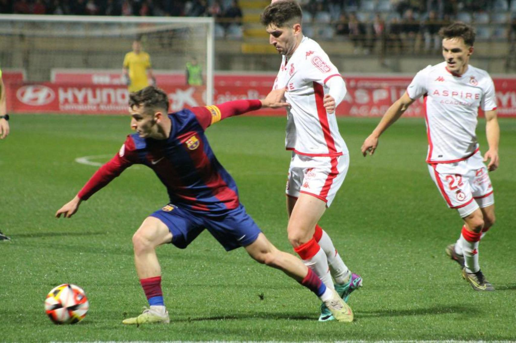 Marc Casadó protege el balón contra la Cultural Leonesa