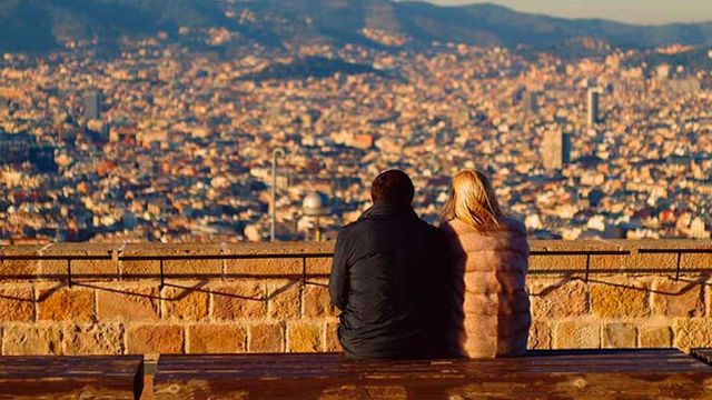 Una pareja observa Barcelona en una imagen de archivo