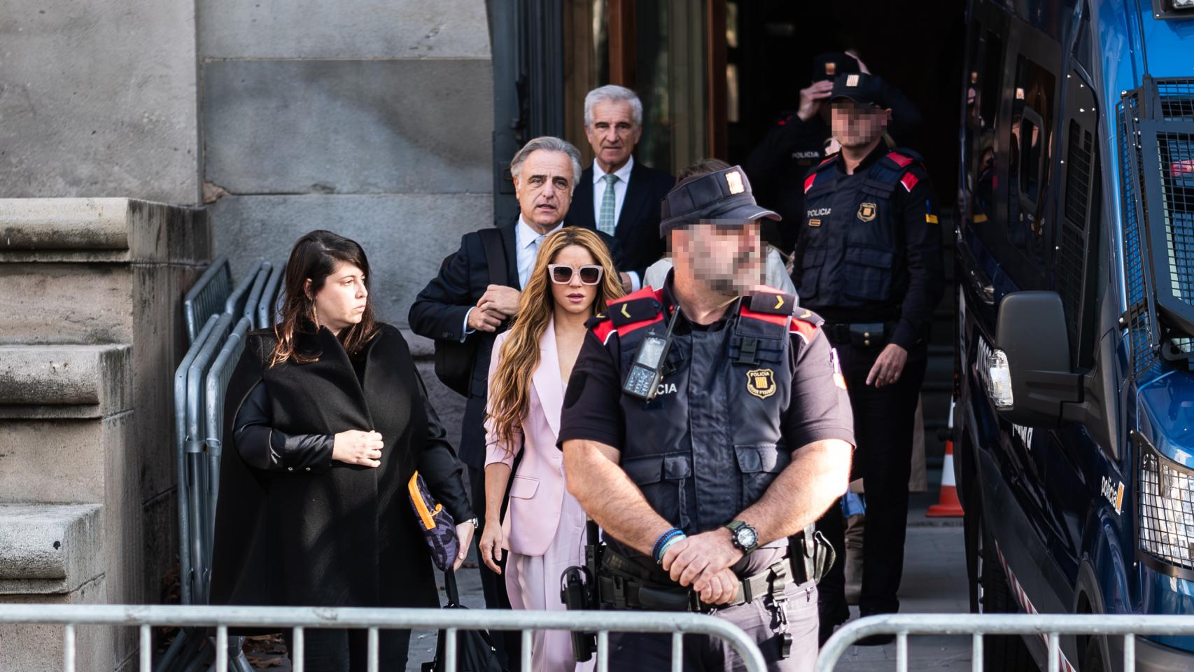 Shakira junto a su abogado, Pau Molins Amat, y otros miembros de su equipo legal a la salida este lunes 20 de noviembre a la Audiencia de Barcelona