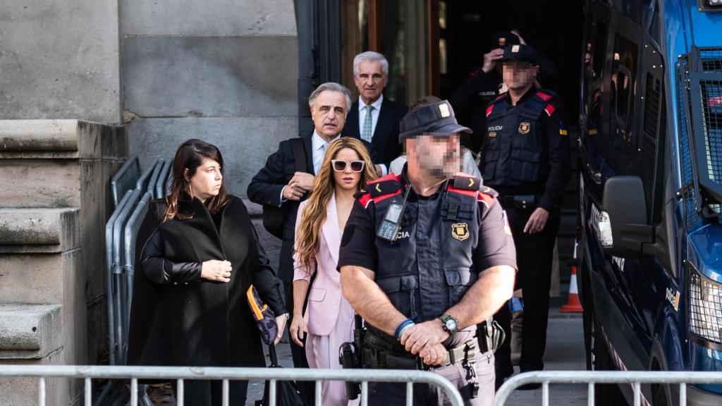 Shakira junto a su abogado, Pau Molins Amat, y otros miembros de su equipo legal a la salida este lunes 20 de noviembre a la Audiencia de Barcelona
