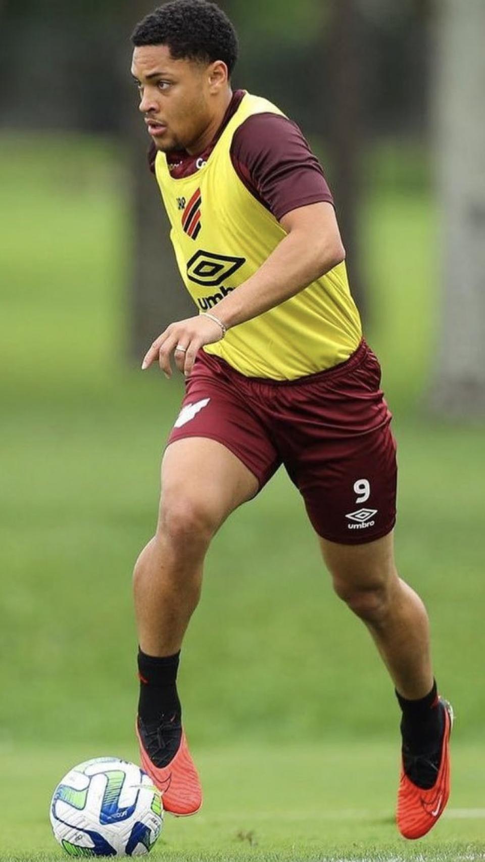 Vitor Roque regresa a los entrenamientos con el Athletico Paranaense