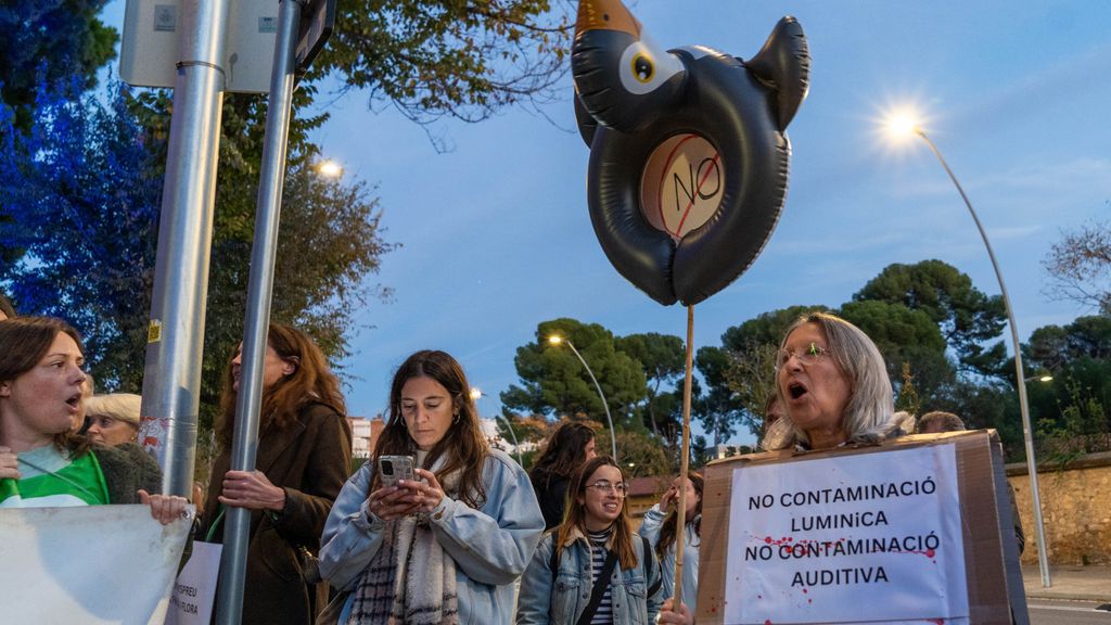 Manifestació contra 'Natura Encesa' als Jardins Torre Girona
