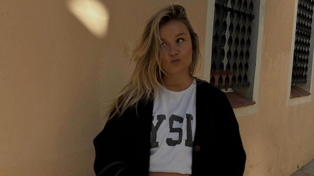 Mikky Kiemeney, paseando por las calles de Barcelona