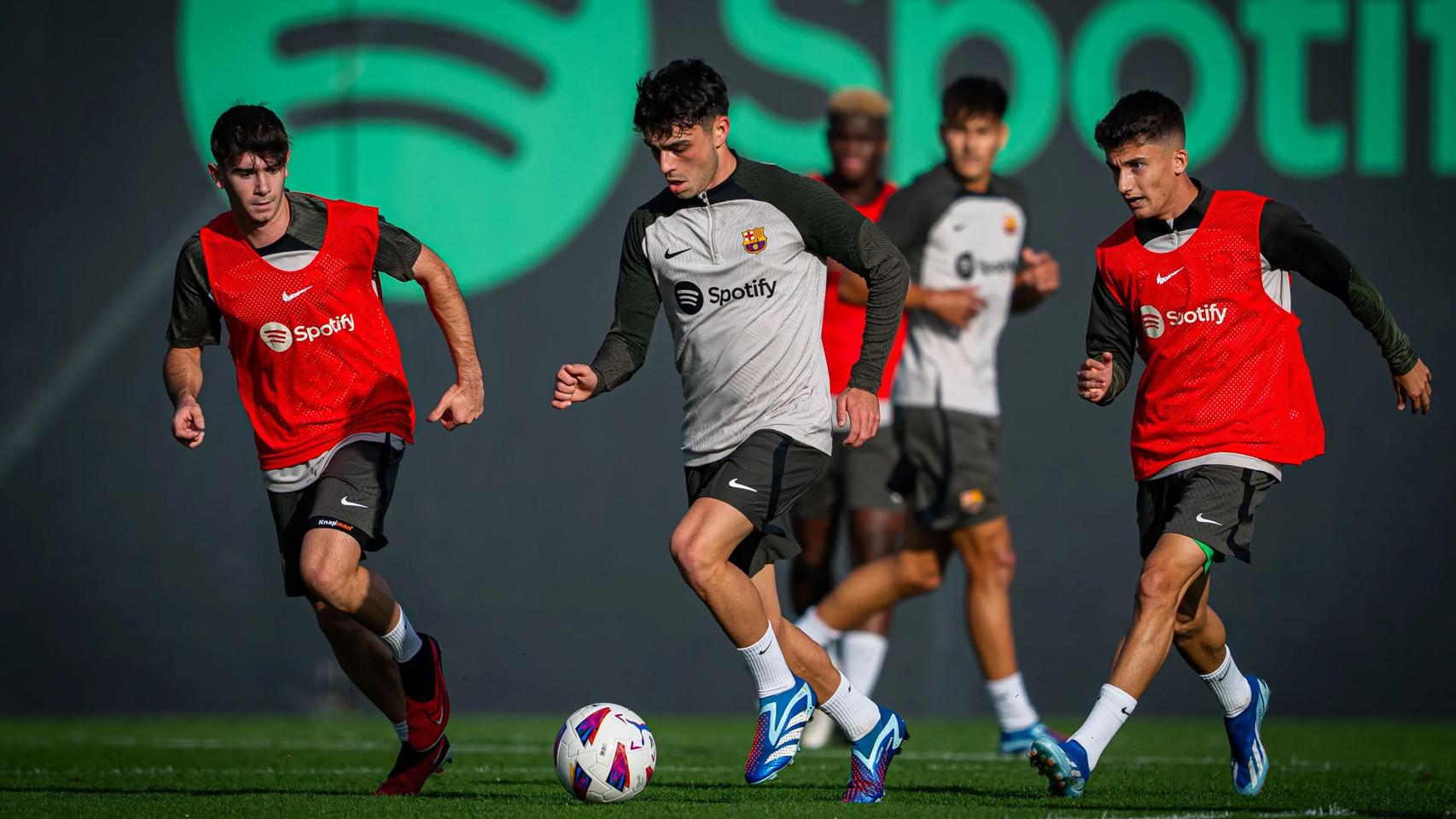 Pedri, junto a unos cracks de la Masía, en un entrenamiento del primer equipo