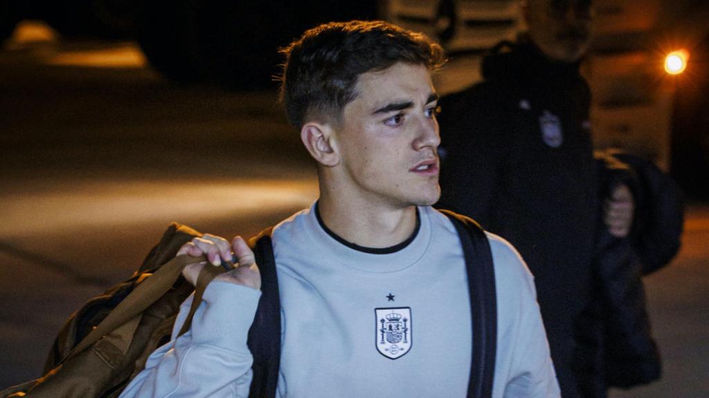 Gavi, a punto de coger un avión con la selección española