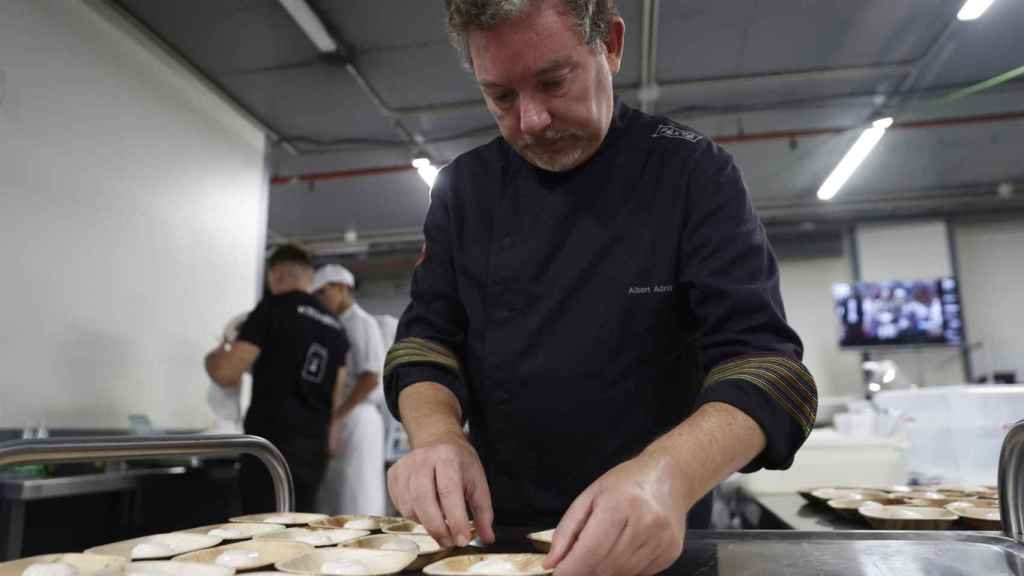 Imagen de Albert Adrià en la cocina preparando uno de sus platos mágicos