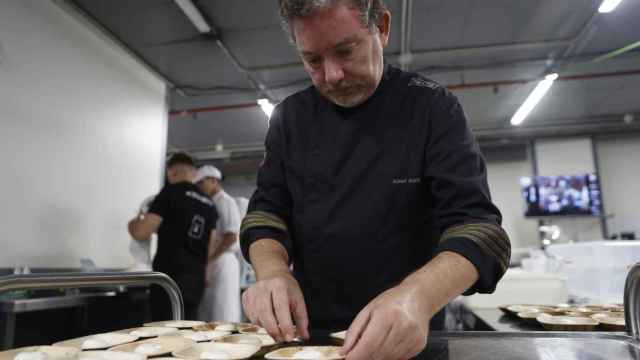 Imagen de Albert Adrià en la cocina preparando uno de sus platos mágicos