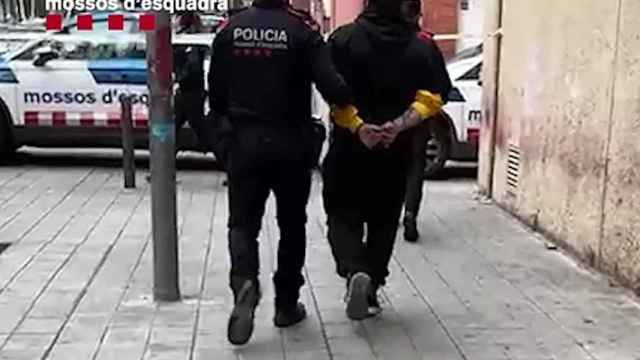 Imagen de la detención del hombre por los Mossos d'Esquadra