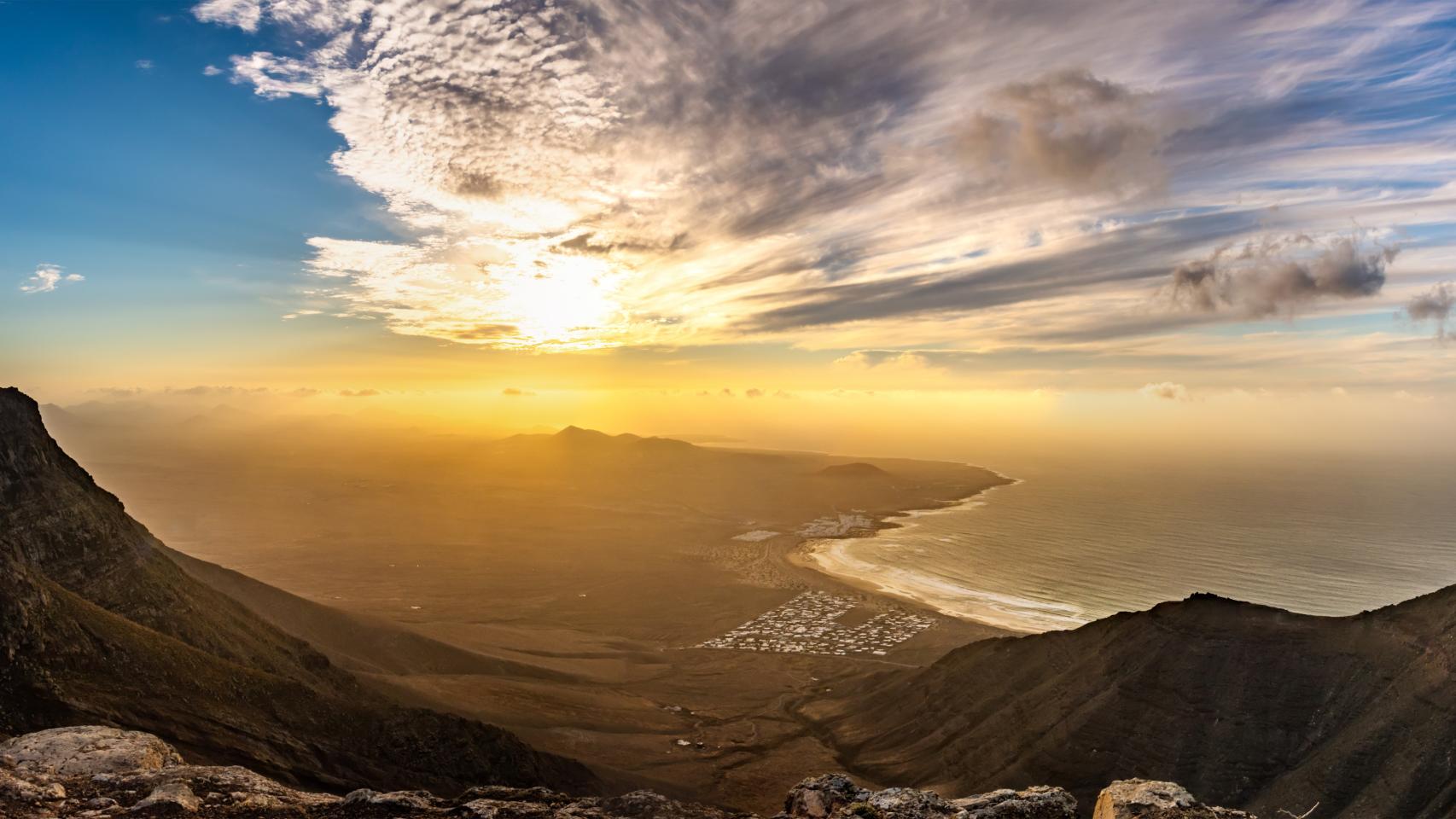 Vista de las playas de Lanzarote desde un volcán