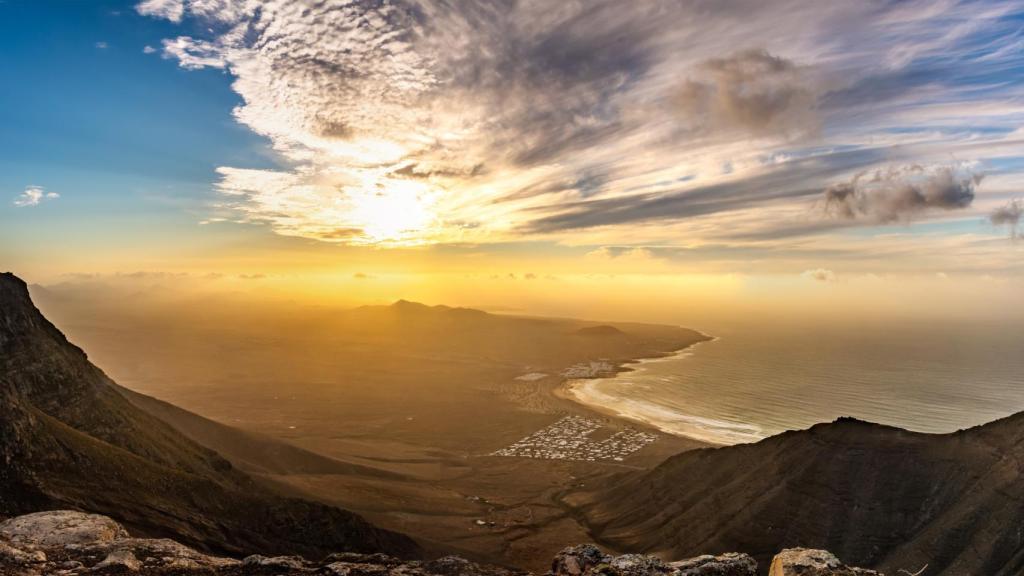 Vista de las playas de Lanzarote desde un volcán