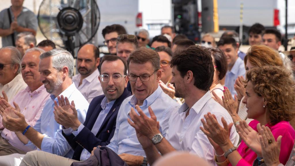El líder del PP, Alberto Núñez Feijóo, con el alcalde de Gimenells, Dante Pérez, y otros miembros del partido en un acto