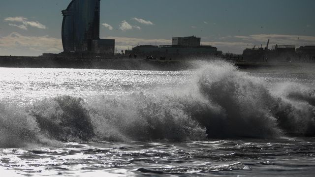 Vista del oleaje en la playa de la Barceloneta