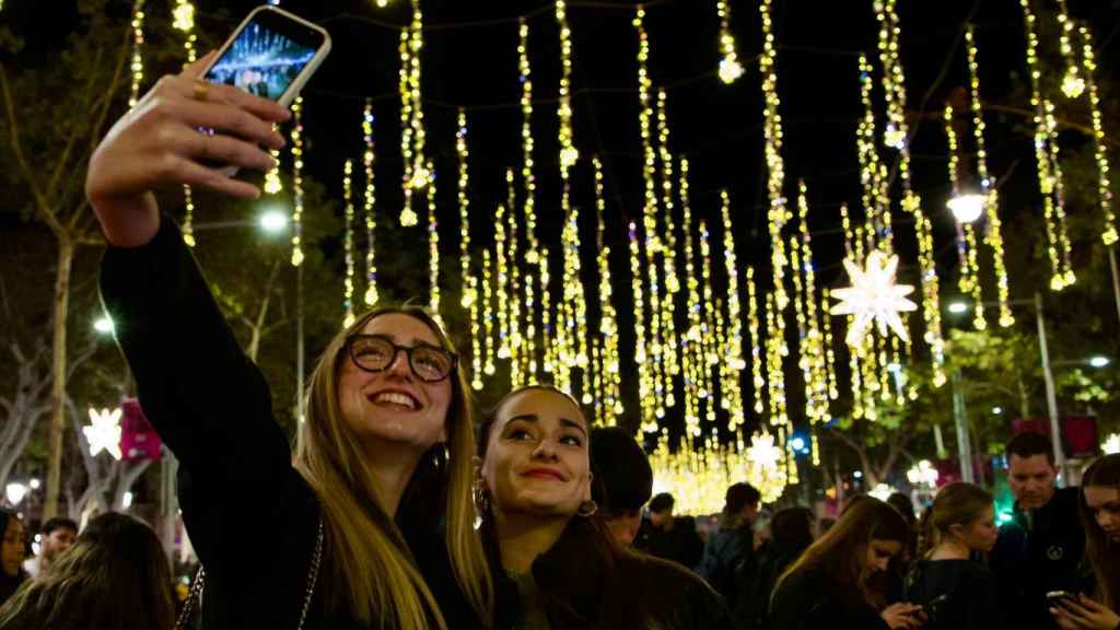 Dues barcelonines a l'encesa de llums del passeig de Gràcia