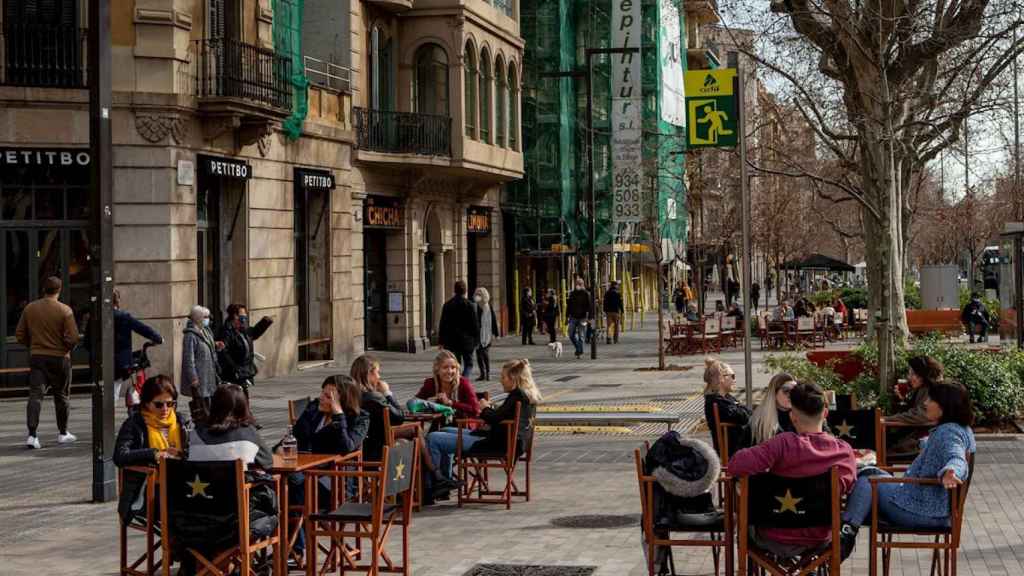 Barceloneses en la terraza de un restaurante durante una jornada soleada