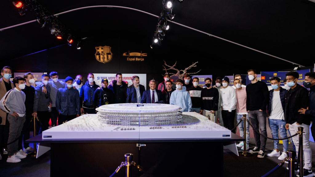 Ramón Ramírez y Joan Laporta muestran el proyecto del Espai Barça a la primera plantilla