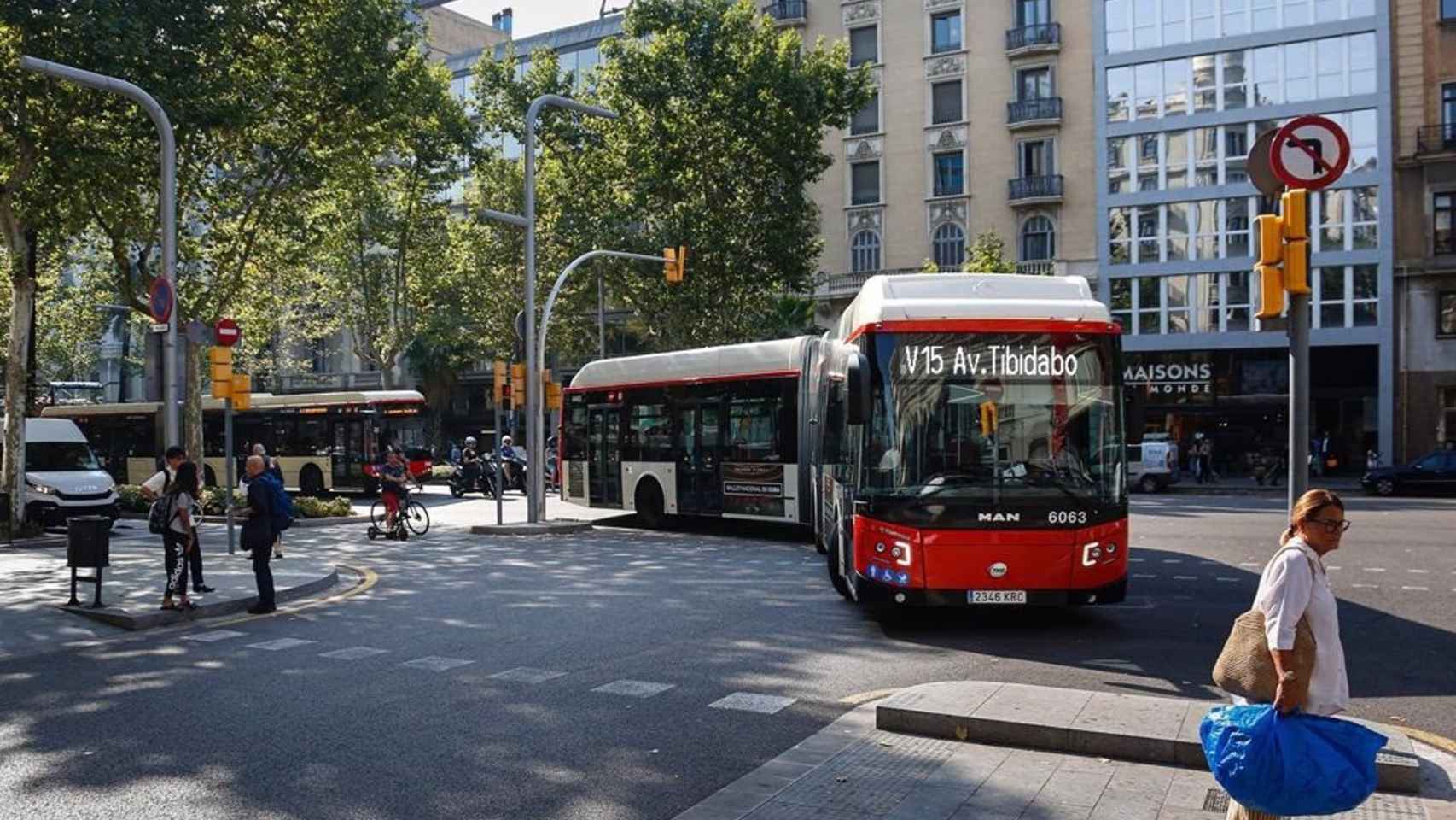 Bus V15 en circulación por Barcelona