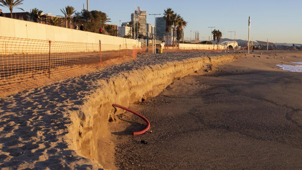 Talud en una playa del litoral del área metropolitana de Barcelona