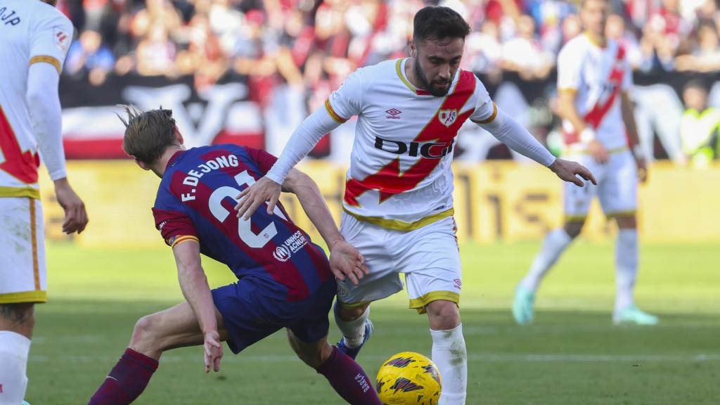 Unai López supera a Frenkie de Jong en el Rayo-Barça