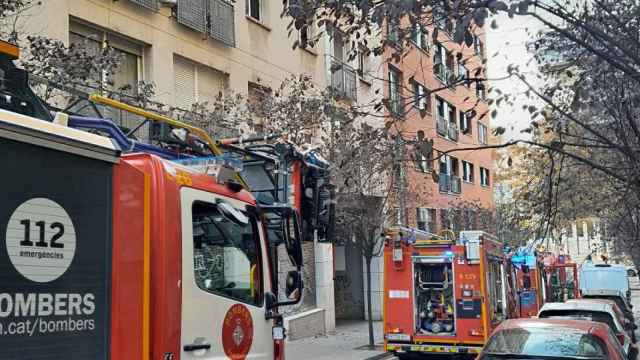Bomberos trabajando en un incendio en una imagen de archivo
