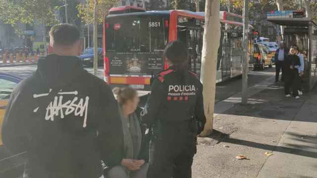 Los Mossos d'Esquadra con los ladrones detenidos