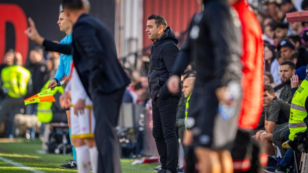 Xavi Hernández, preocupado durante el Rayo-Barça en Vallecas