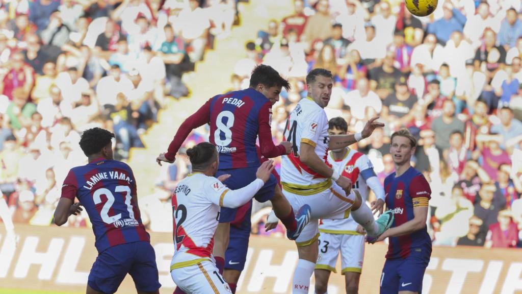 Pedri remata de cabeza contra el Rayo Vallecano