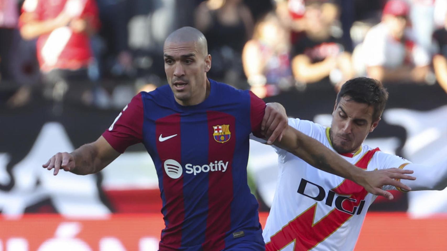 Oriol Romeu controla el balón ante el Rayo