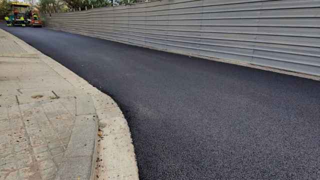 Técnicos asfaltan la calle de Sant Andreu