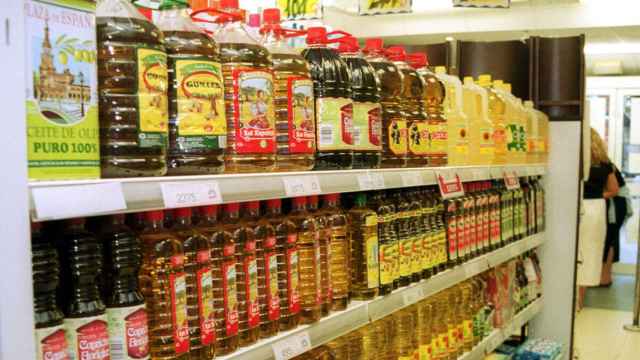 Botellas de aceite de oliva en un supermercado