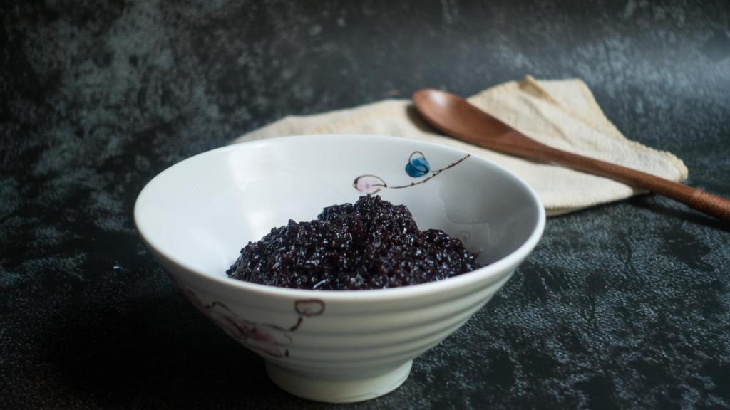 Cuenco de arroz con caviar