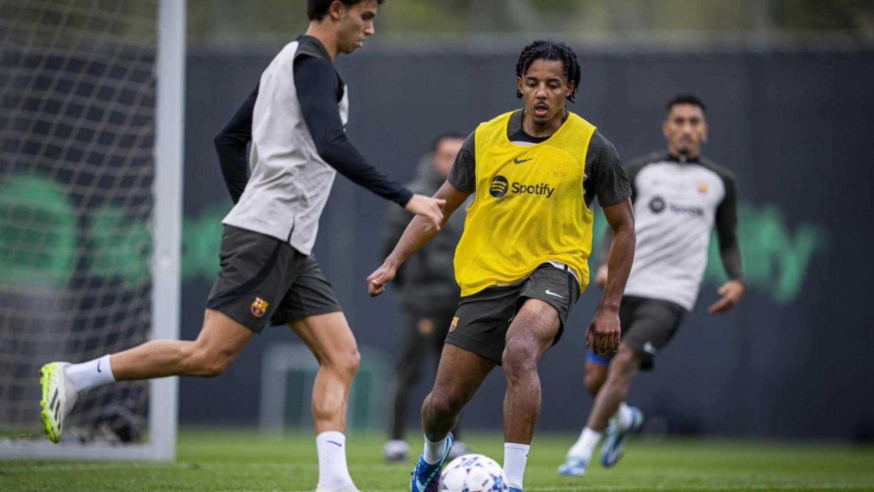 Joao Félix y Jules Koundé, en el entrenamiento del Barça previo al partido contra el Oporto