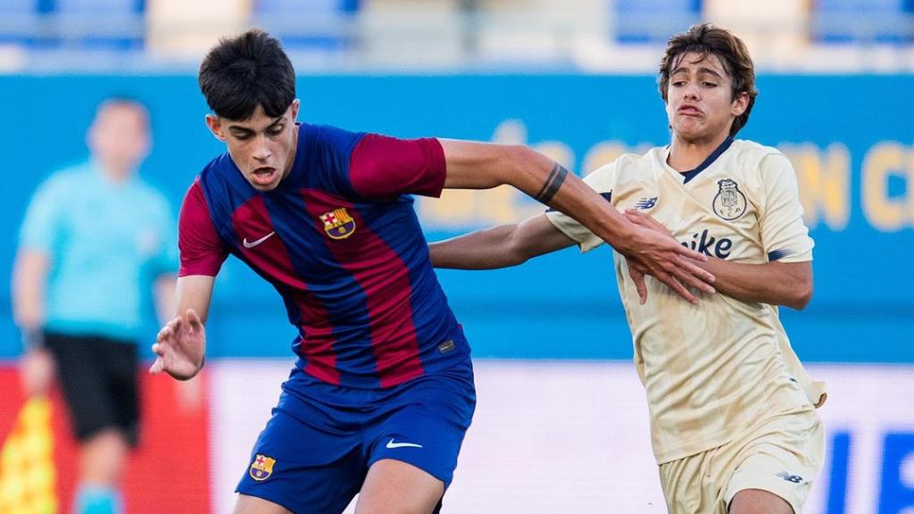 Marc Bernal conduce el balón en el Barça-Oporto de UEFA Youth League