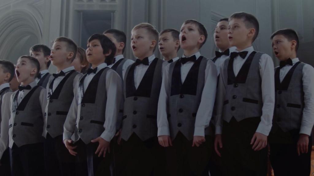 Niños cantando villancicos