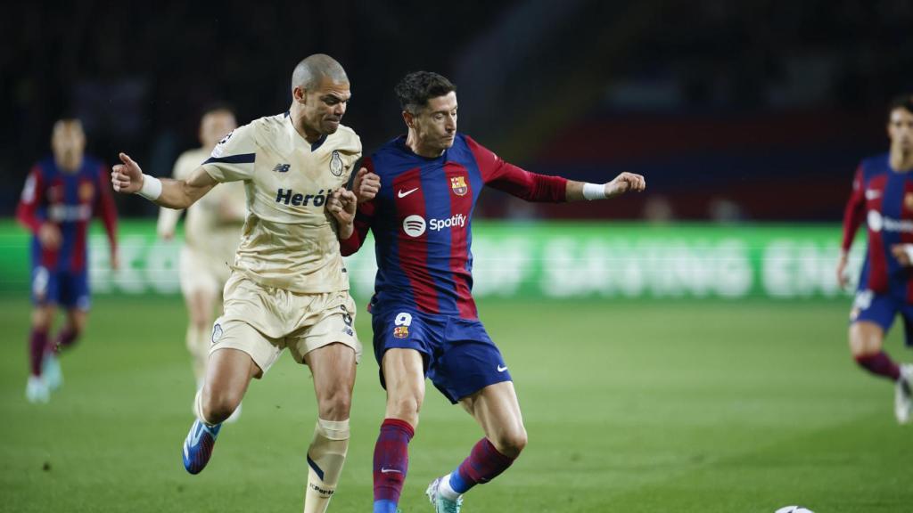 Robert Lewandowski pugna con Pepe en el Barça-Oporto